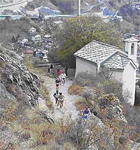 Teilnehmer des "Jeizibrg"-Laufes beim passieren der Kappelle zu den spitzen Steinen.
